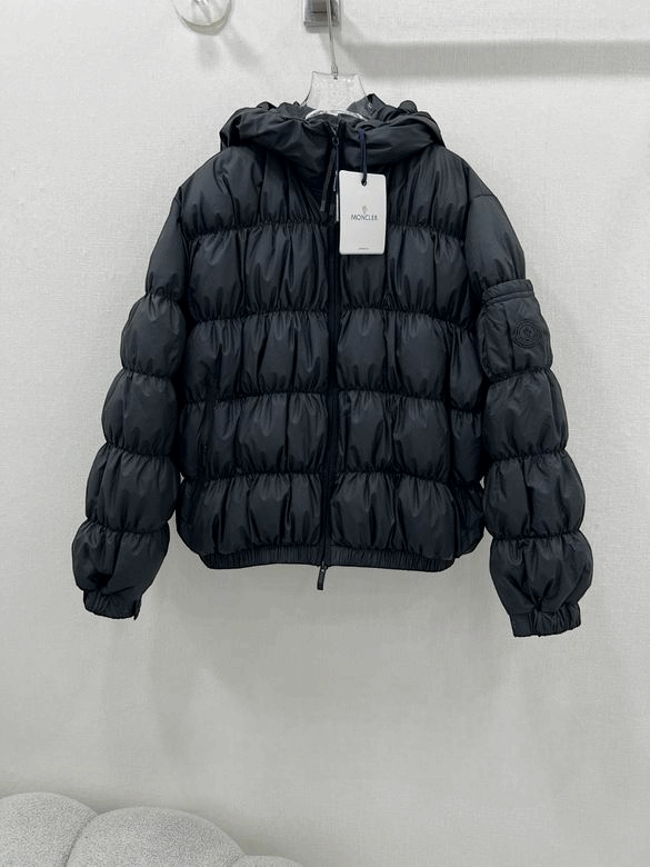 Premièrement : Les doudounes Moncler Femme, ainsi que les manteau Moncler Femme, incarnent un style et un raffinement incomparables.
