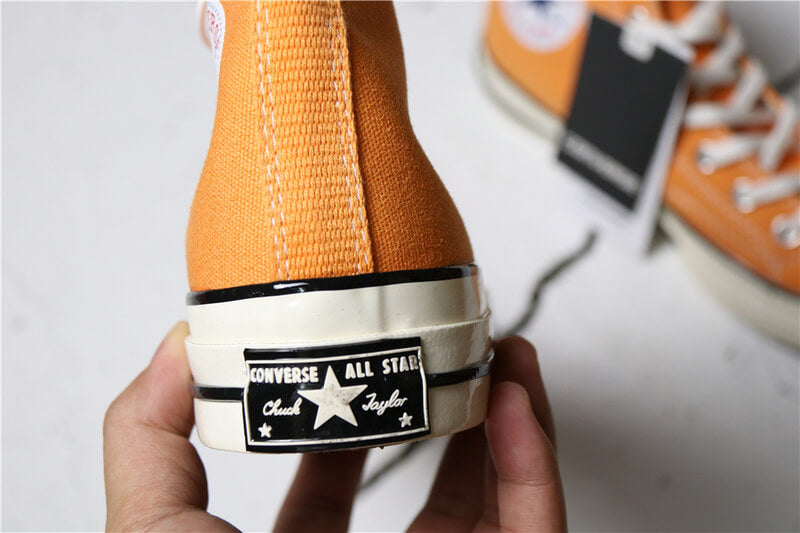 Premièrement : Les baskets Converse Femme se distinguent par leur design iconique et leur esthétique vintage.