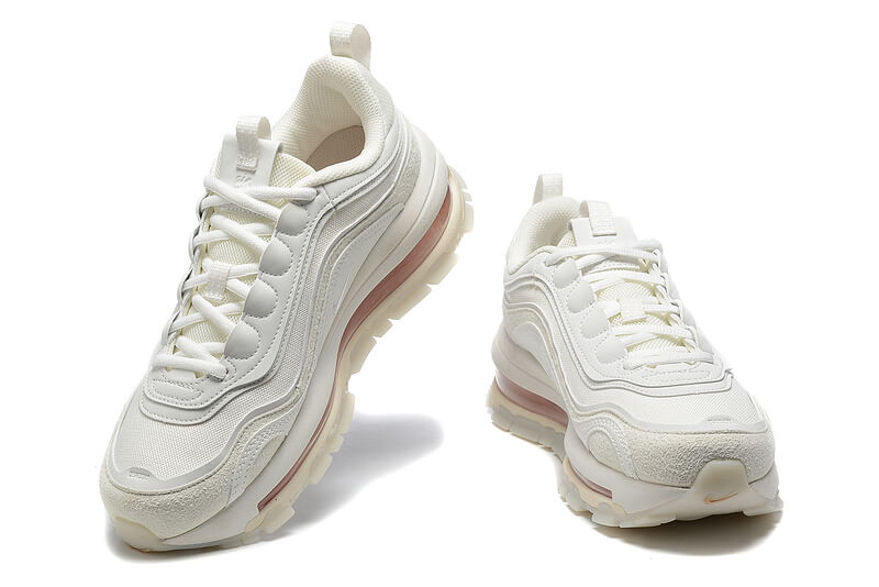 Premièrement, les baskets Nike Air Max 97 Femme incarnent un design emblématique et audacieux.

Inspirées des lignes fluides des trains à grande vitesse japonais.