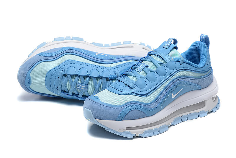 Premièrement, les baskets Nike Air Max 97 Femme incarnent un design emblématique et audacieux.

Inspirées des lignes fluides des trains à grande vitesse japonais.