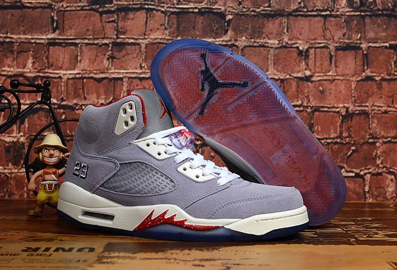 Premièrement, les baskets Air Jordan 5 Femme incarnent un mélange parfait de style audacieux et de performance exceptionnelle.