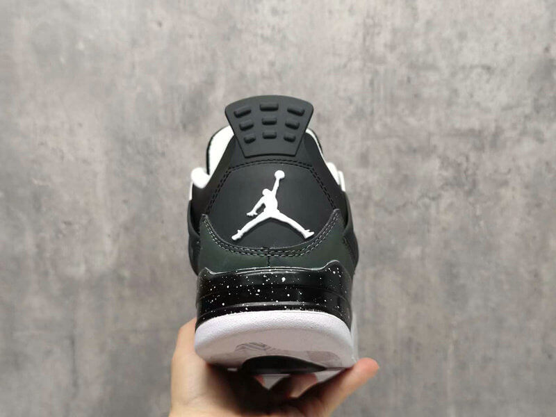 Premièrement : Les baskets Air Jordan 4 Femme se distinguent par leur design iconique et leur capacité à allier style et fonctionnalité.