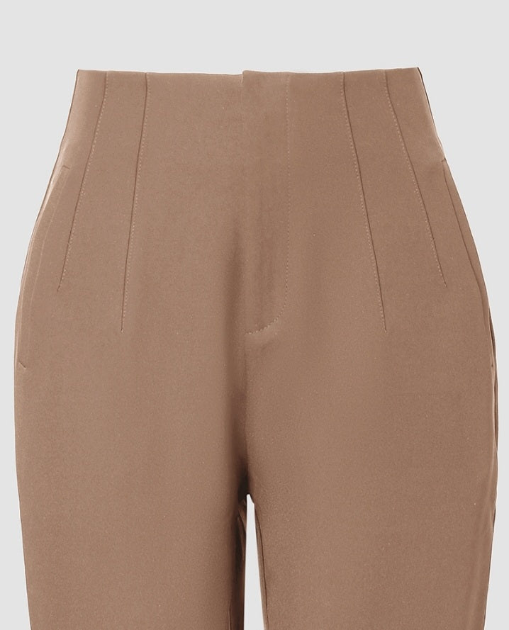 Premièrement : Ce Pantalon de travail court taille haute Femme .