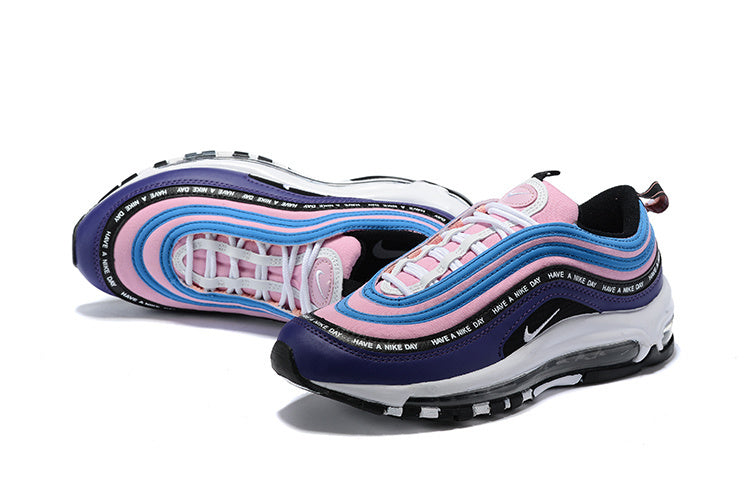 Premièrement, les baskets Nike Air Max 97 Femme incarnent un design emblématique et audacieux.

Inspirées des lignes fluides des trains à grande vitesse japonais.