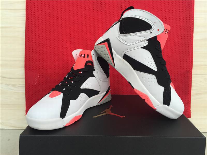 Premièrement, les baskets Air Jordan 7 Femme se distinguent par leur design iconique et leur confort exceptionnel.
