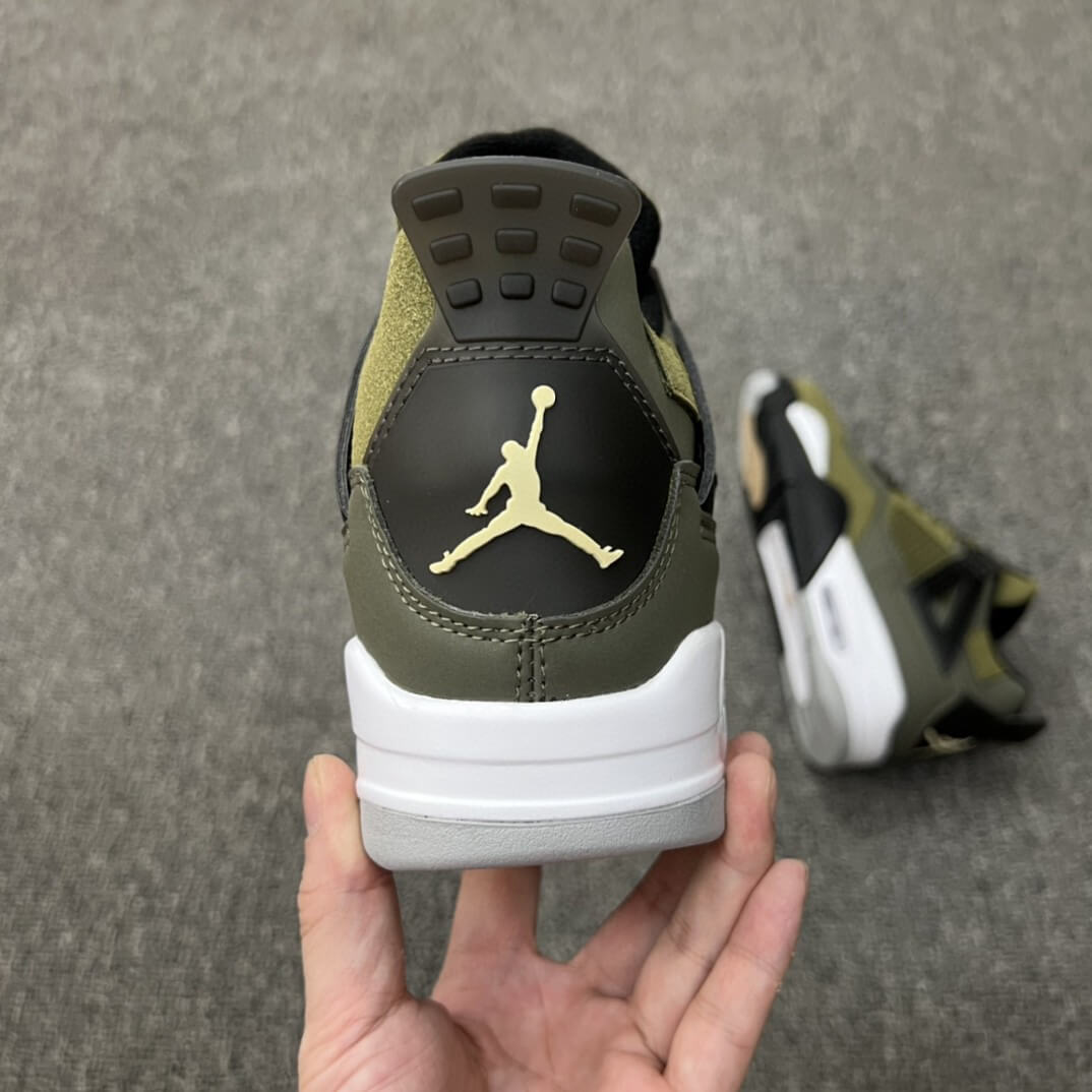 Premièrement : Les baskets Air Jordan 4 Femme se distinguent par leur design iconique et leur capacité à allier style et fonctionnalité