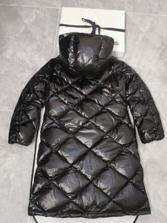 Premièrement : Les doudounes Moncler Femme, ainsi que les manteau Moncler Femme, incarnent un style et un raffinement incomparables.