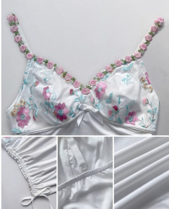 Premièrement : Ce Haut romantique à bretelles spaghetti Froncées avec cordon de serrage et broderie florale Femme 