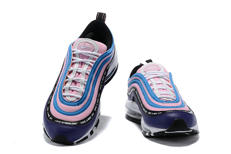 Premièrement, les baskets Nike Air Max 97 Femme incarnent un design emblématique et audacieux.

Inspirées des lignes fluides des trains à grande vitesse japonais.