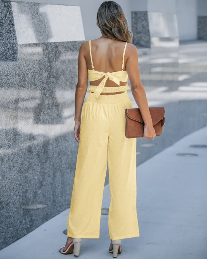 Premièrement : La Combinaison à motif Floral et poche creuse Femme incarne la douceur et le raffinement, parfaite pour un look à la fois décontracté et élégant.