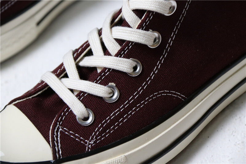 Premièrement : Les baskets Converse Femme se distinguent par leur design iconique et leur esthétique vintage.