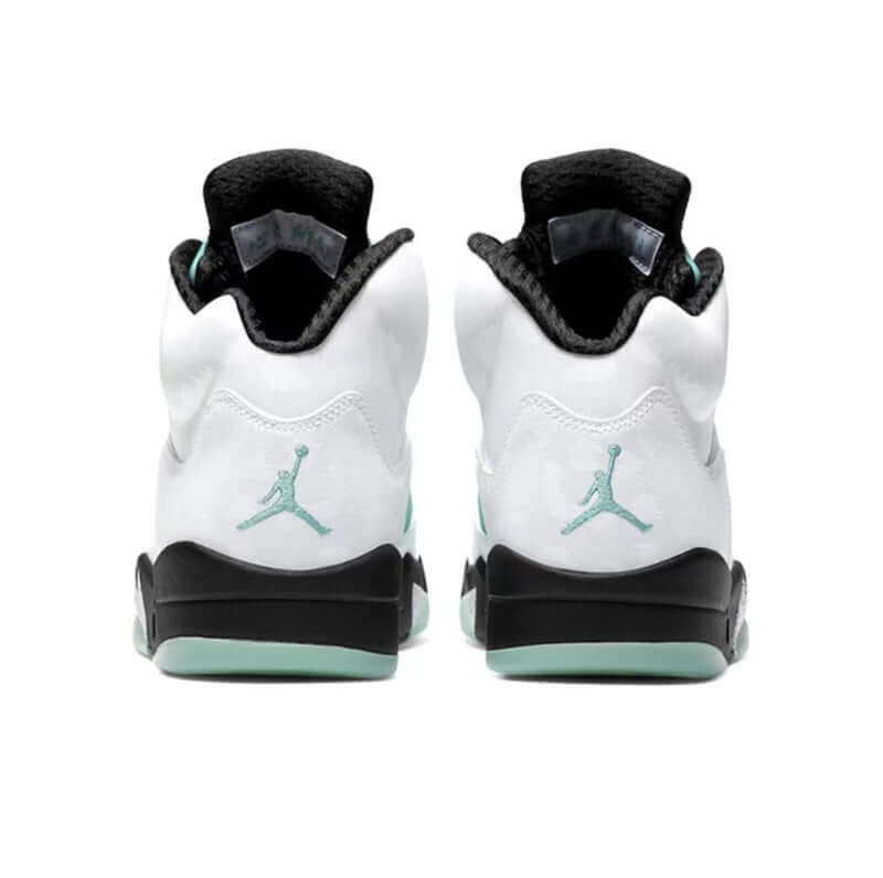 Premièrement, les baskets Air Jordan 5 Femme incarnent un mélange parfait de style audacieux et de performance exceptionnelle.