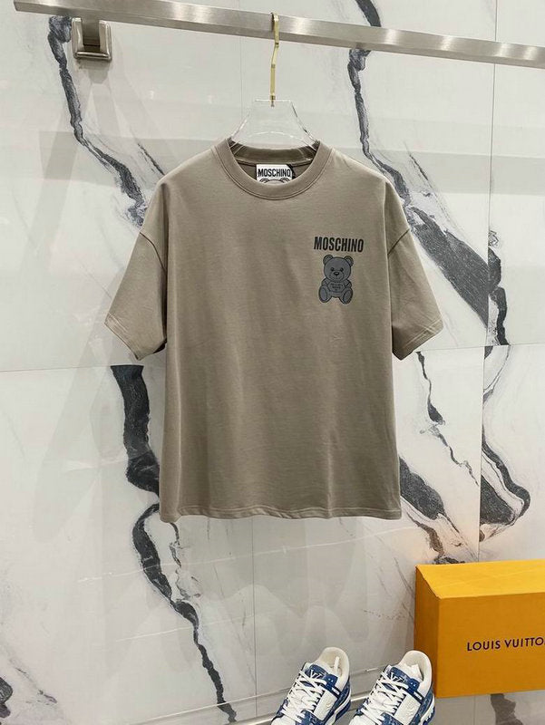 Premièrement : les T-shirts Moschino Femme offrent une élégance et un confort inégalés.