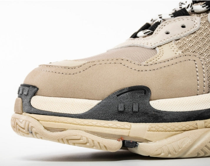 les sneakers Balenciaga Triple S "Beige Green Yellow" Femme sont un témoignage de l'engagement de Balenciaga à combiner style et innovation.