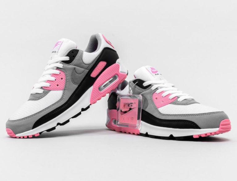 Les baskets Nike Air Max 90 Futura sont des pièces maîtresses de la mode.
