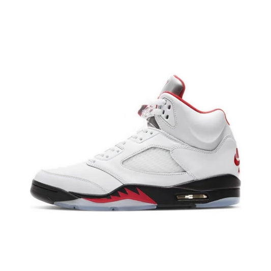 Les baskets Air Jordan 5 Femme permettent de personnaliser votre style tout en bénéficiant d’un confort supérieur.