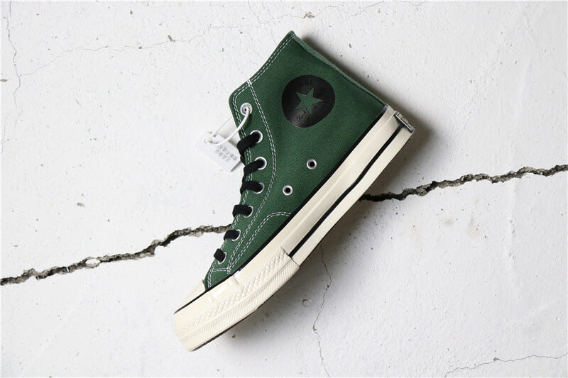 Premièrement : Les baskets Converse Femme se distinguent par leur design iconique et leur esthétique vintage.