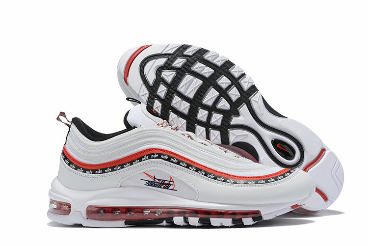 Premièrement, les baskets Nike Air Max 97 Femme incarnent un design emblématique et audacieux.

Inspirées des lignes fluides des trains à grande vitesse japonais.