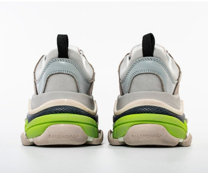 les sneakers Balenciaga Triple S "Beige Green Yellow" Femme sont un témoignage de l'engagement de Balenciaga à combiner style et innovation.