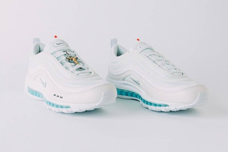 Premièrement, les baskets Nike Air Max 97 Femme incarnent un design emblématique et audacieux.