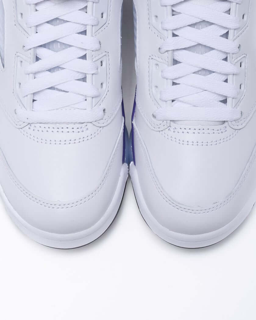 Premièrement, les baskets Air Jordan 5 Femme incarnent un mélange parfait de style audacieux et de performance exceptionnelle.