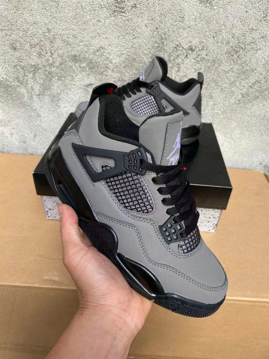 Premièrement : Les baskets Air Jordan 4 Femme se distinguent par leur design iconique et leur capacité à allier style et fonctionnalité.