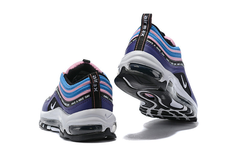 Premièrement, les baskets Nike Air Max 97 Femme incarnent un design emblématique et audacieux.

Inspirées des lignes fluides des trains à grande vitesse japonais.