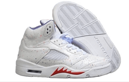 Premièrement, les baskets Air Jordan 5 Femme incarnent un mélange parfait de style audacieux et de performance exceptionnelle.