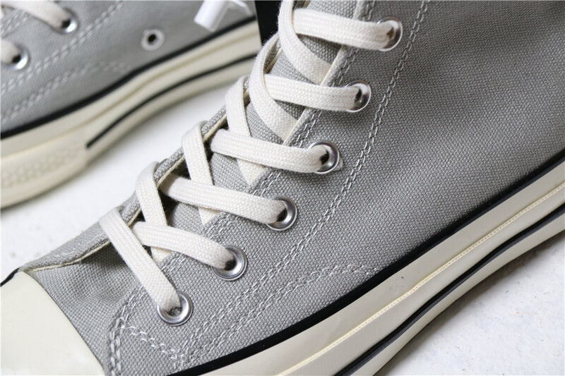 Premièrement : Les baskets Converse Femme se distinguent par leur design iconique et leur esthétique vintage.