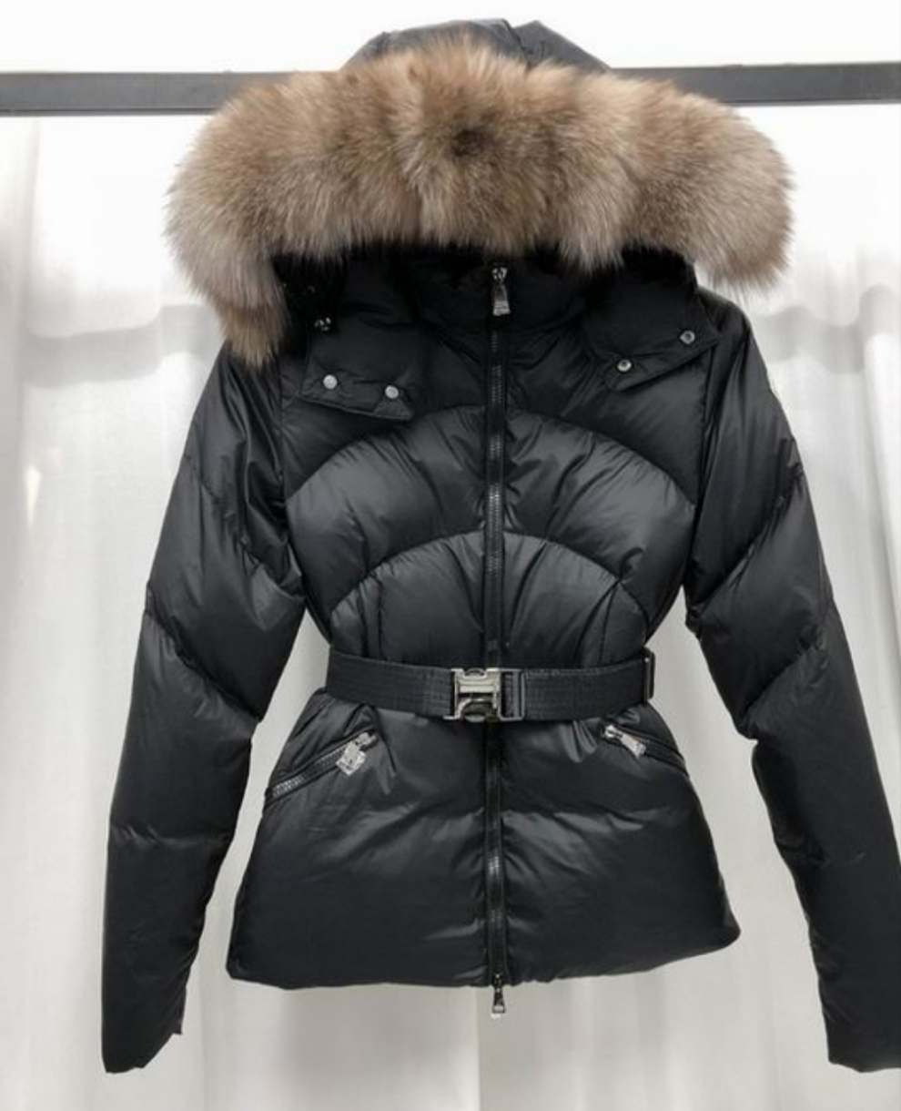 Premièrement : Les doudounes Moncler Femme, ainsi que les manteau Moncler Femme, incarnent un style et un raffinement incomparables.