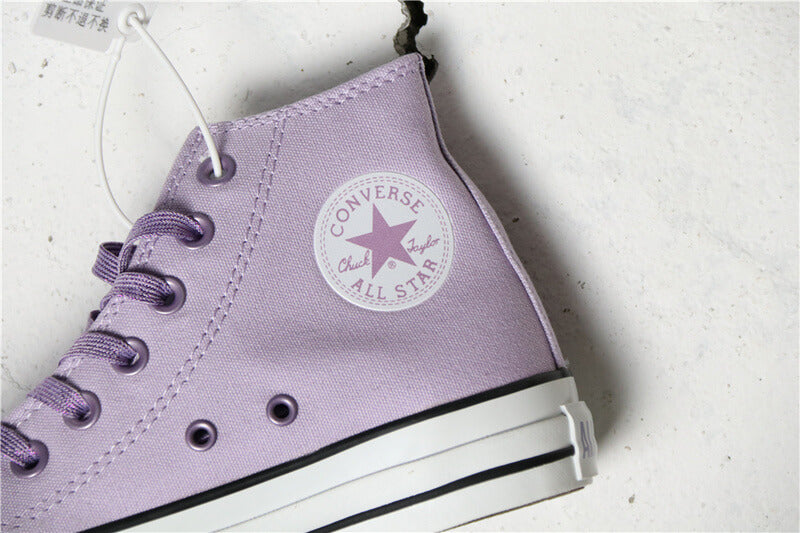 Premièrement : Les baskets Converse Femme se distinguent par leur design iconique et leur esthétique vintage.