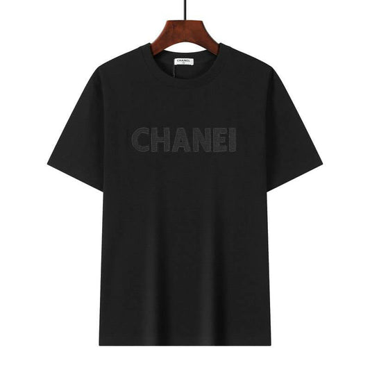 Premièrement : les T shirts Chanel Femme offrent une élégance et un confort inégalés.