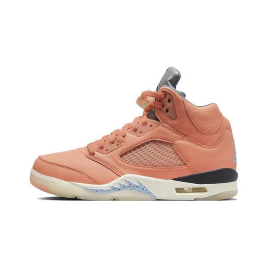 Premièrement, les baskets Air Jordan 5 Femme incarnent un mélange parfait de style audacieux et de performance exceptionnelle.