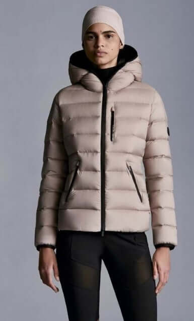 Premièrement : Les doudounes Moncler Femme, ainsi que les manteau Moncler Femme, incarnent un style et un raffinement incomparables.