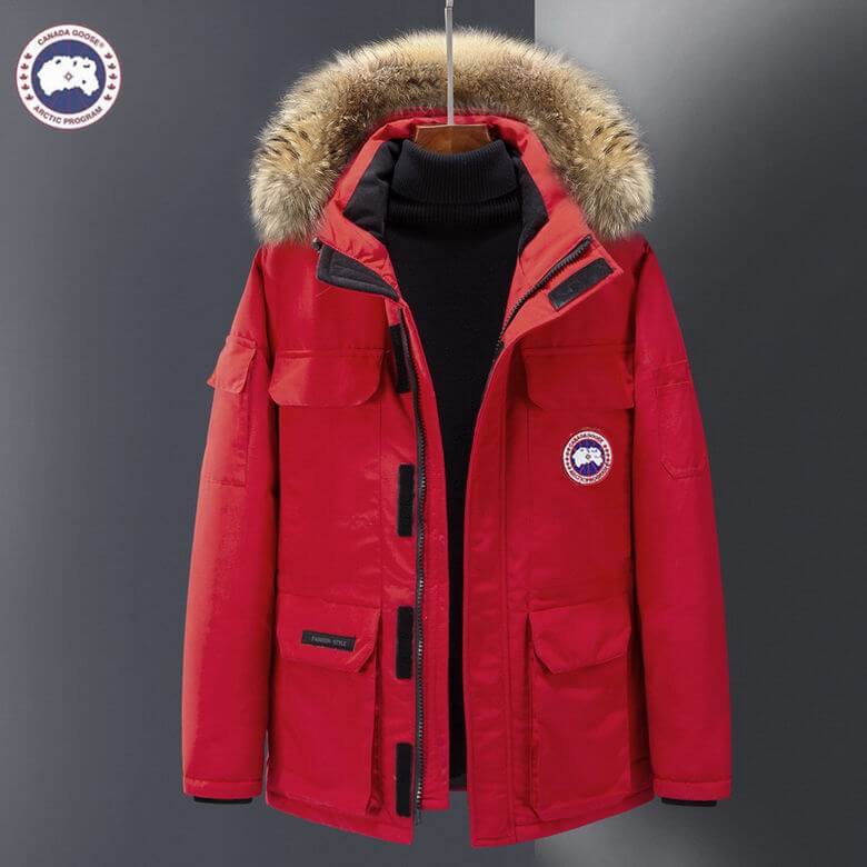 Résultat de l'évolution emblématique de la marque Canada Goose, la doudoune Canada Goose Parka Femme est un témoignage de l'engagement de Canada Goose à combiner style,