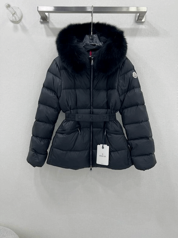 Premièrement : Les doudounes Moncler Femme, ainsi que les manteau Moncler Femme, incarnent un style et un raffinement incomparables.
