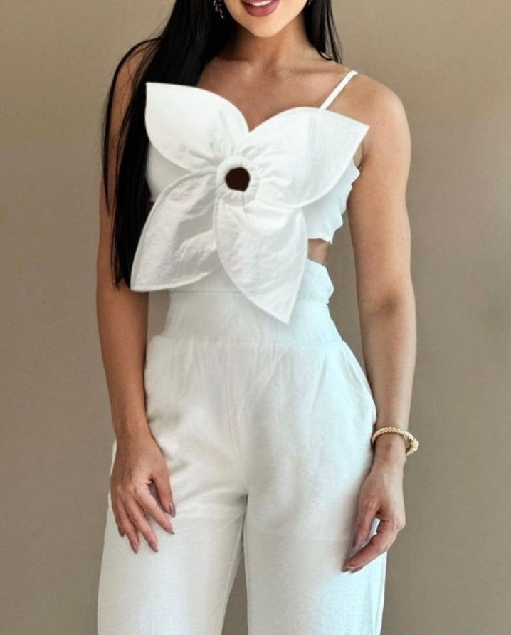Premièrement : La Combinaison à motif Floral et poche creuse Femme incarne la douceur et le raffinement, parfaite pour un look à la fois décontracté et élégant.