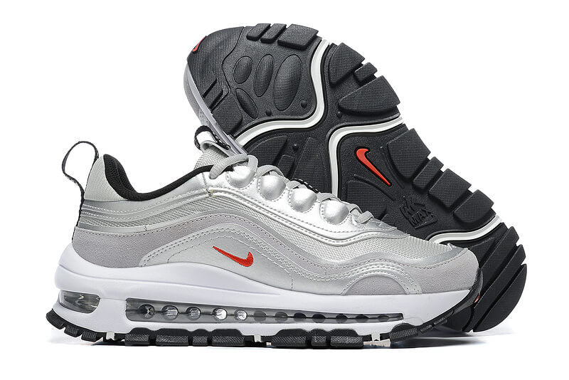 Premièrement, les baskets Nike Air Max 97 Femme incarnent un design emblématique et audacieux.

Inspirées des lignes fluides des trains à grande vitesse japonais.