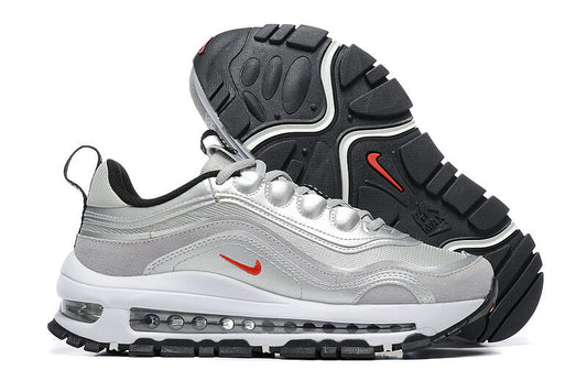 Premièrement, les baskets Nike Air Max 97 Femme incarnent un design emblématique et audacieux.

Inspirées des lignes fluides des trains à grande vitesse japonais.