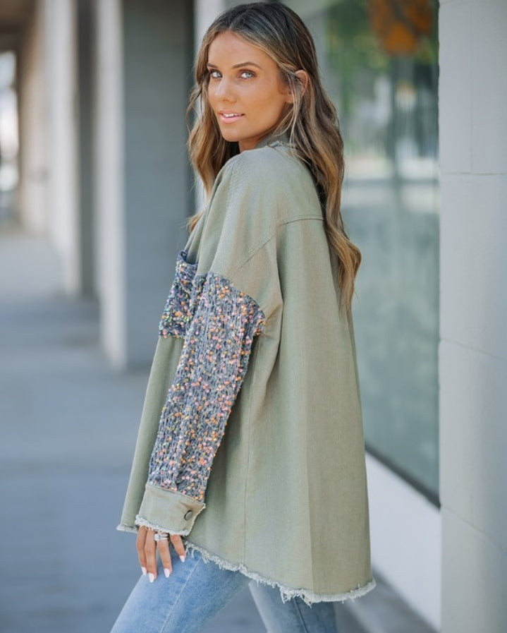 Premièrement : Apportez une touche d’éclat à votre look avec cette Veste décontractée à paillettes et patchwork à manches longues avec bouton sur le devant et ourlet brut femme 