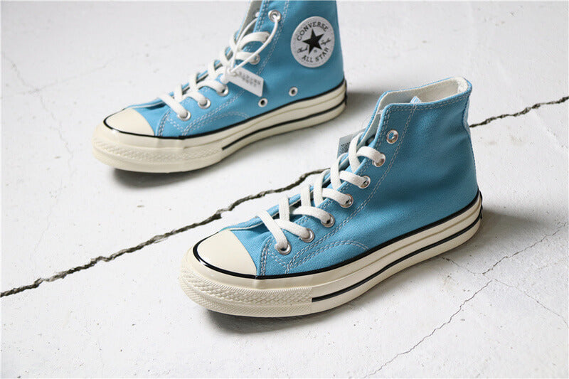 Premièrement : Les baskets Converse Femme se distinguent par leur design iconique et leur esthétique vintage.