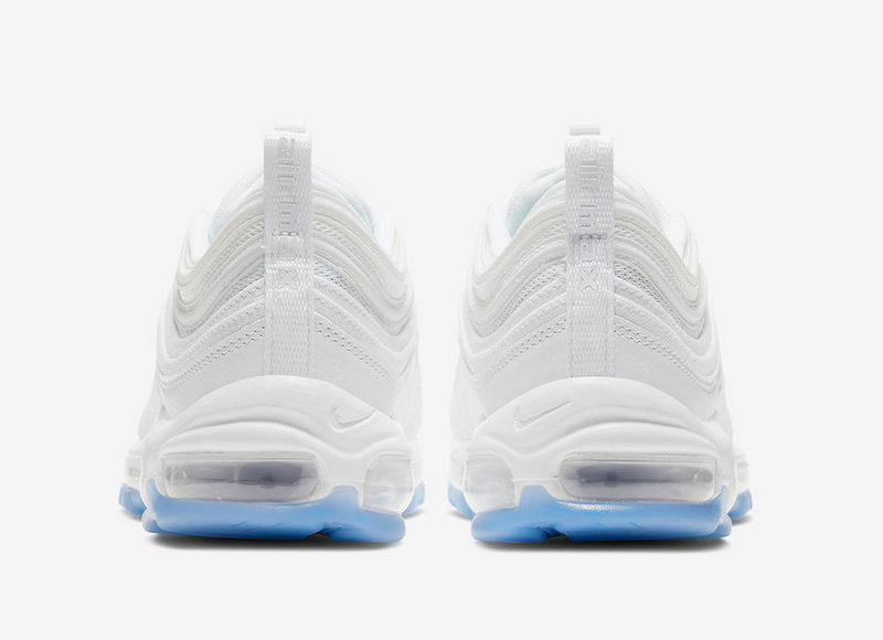 Premièrement, les baskets Nike Air Max 97 Femme incarnent un design emblématique et audacieux.

Inspirées des lignes fluides des trains à grande vitesse japonais.