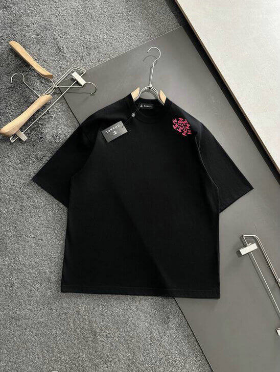 les T-shirts Chanel Femme offrent une élégance et un confort inégalés. Au meilleur prix. Le moins cher design emblématique.