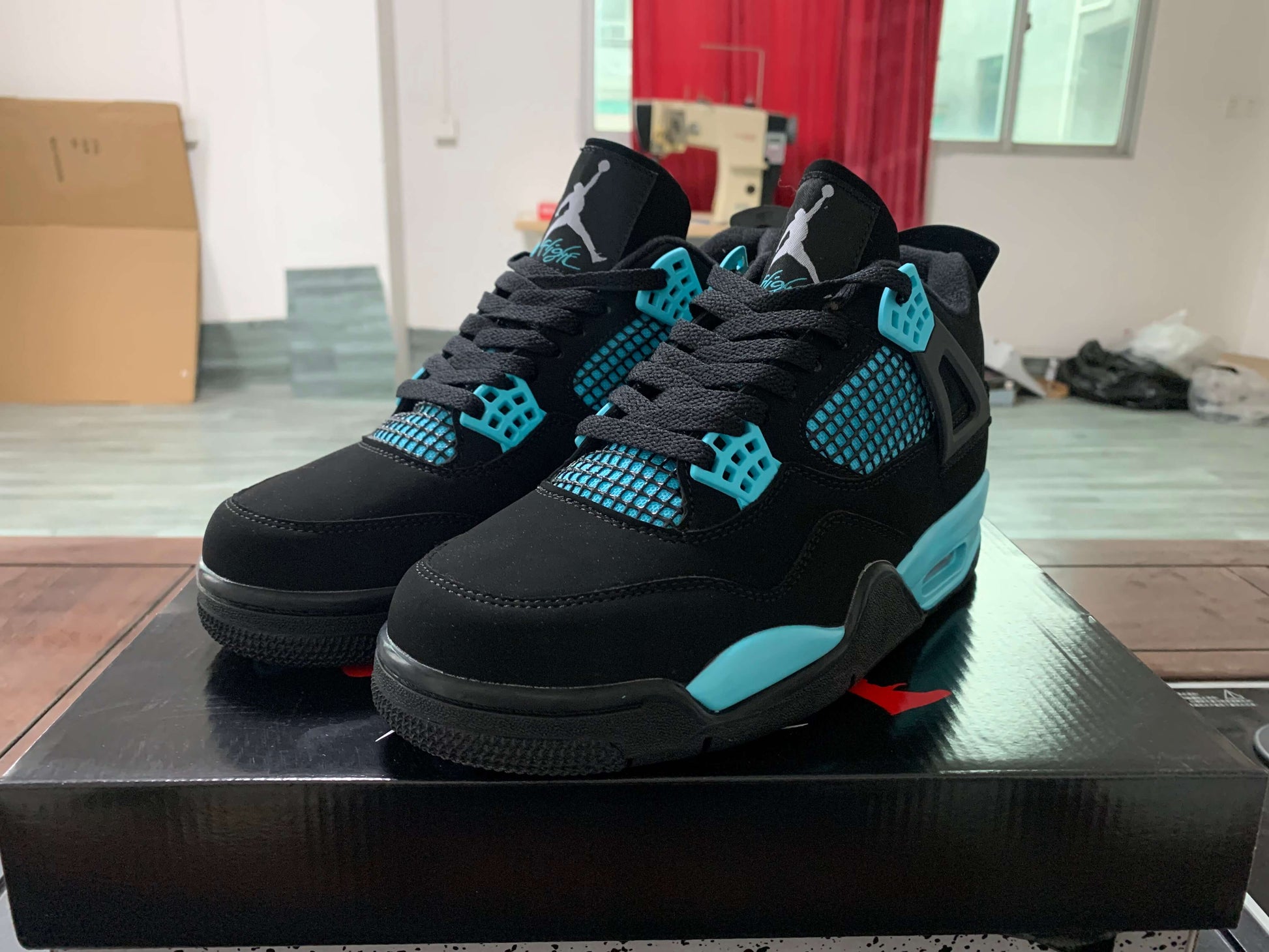 Premièrement : Les baskets Air Jordan 4 Femme se distinguent par leur design iconique et leur capacité à allier style et fonctionnalité