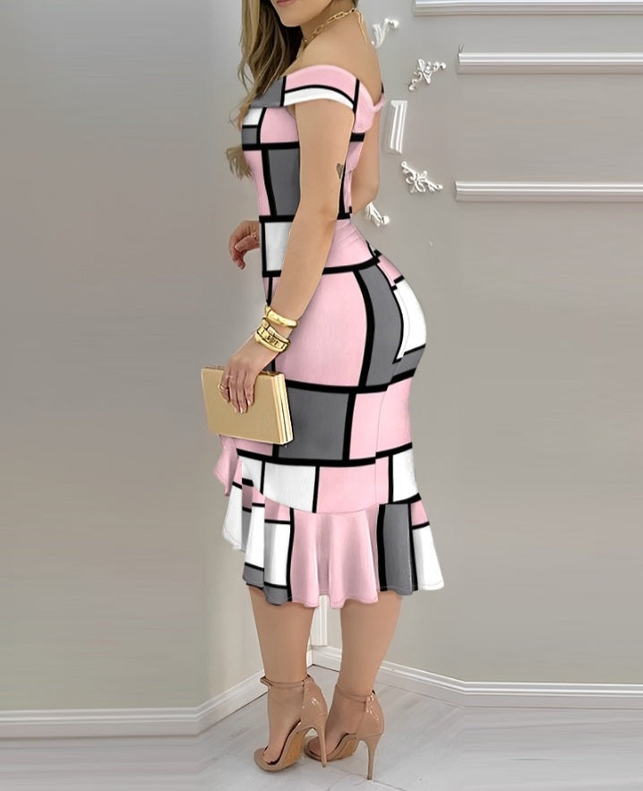 Premièrement : Cette Robe moulante à imprimé géométrique et épaules dénudées avec ourlet à volants et coupe ajustée femme .