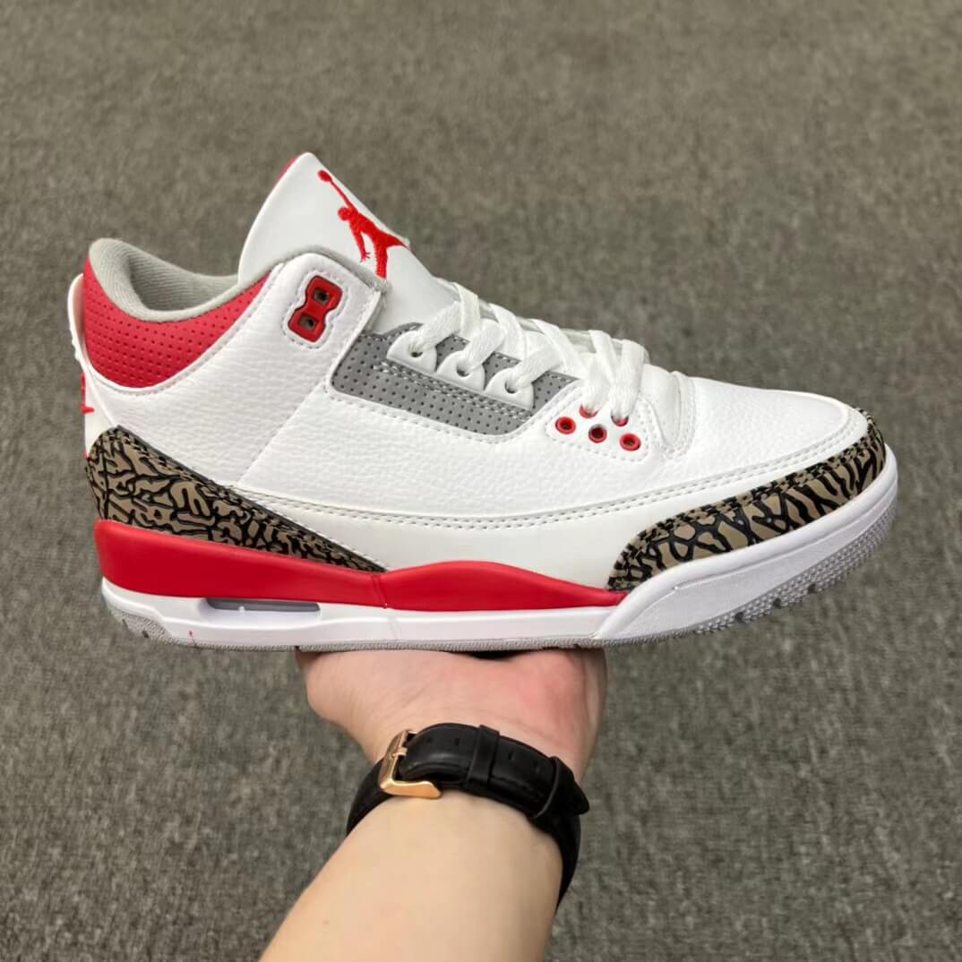 Premièrement, les baskets Air Jordan 3 Femme sont un symbole de style intemporel et de performance de haut niveau.