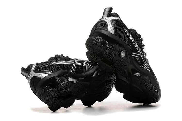Premièrement :Les baskets Asics  offrent une combinaison parfaite de style et de performance.