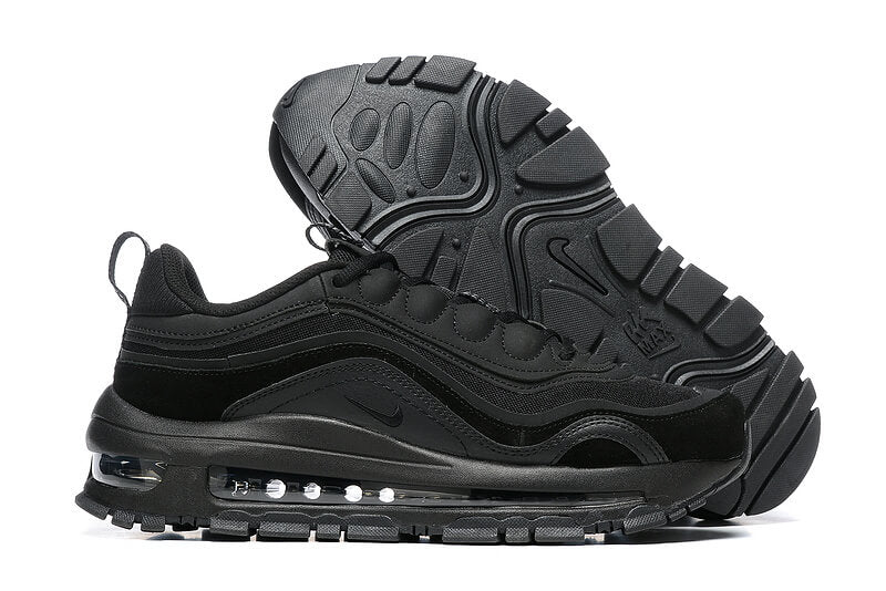 Premièrement, les baskets Nike Air Max 97 Femme incarnent un design emblématique et audacieux.

Inspirées des lignes fluides des trains à grande vitesse japonais.