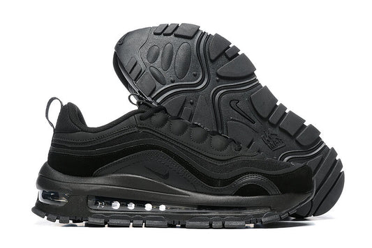 Premièrement, les baskets Nike Air Max 97 Femme incarnent un design emblématique et audacieux.

Inspirées des lignes fluides des trains à grande vitesse japonais.
