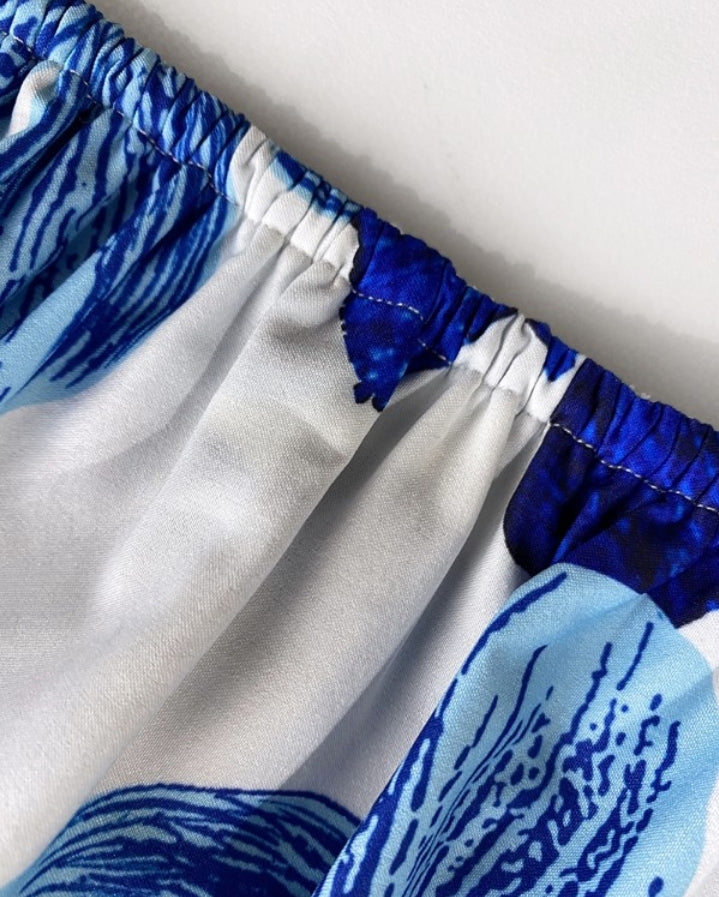 Premièrement : Laissez-vous séduire par cette combinaisonCombinaison une pièce à imprimé floral , col licou , ceinture nouée, avec jupe femme.